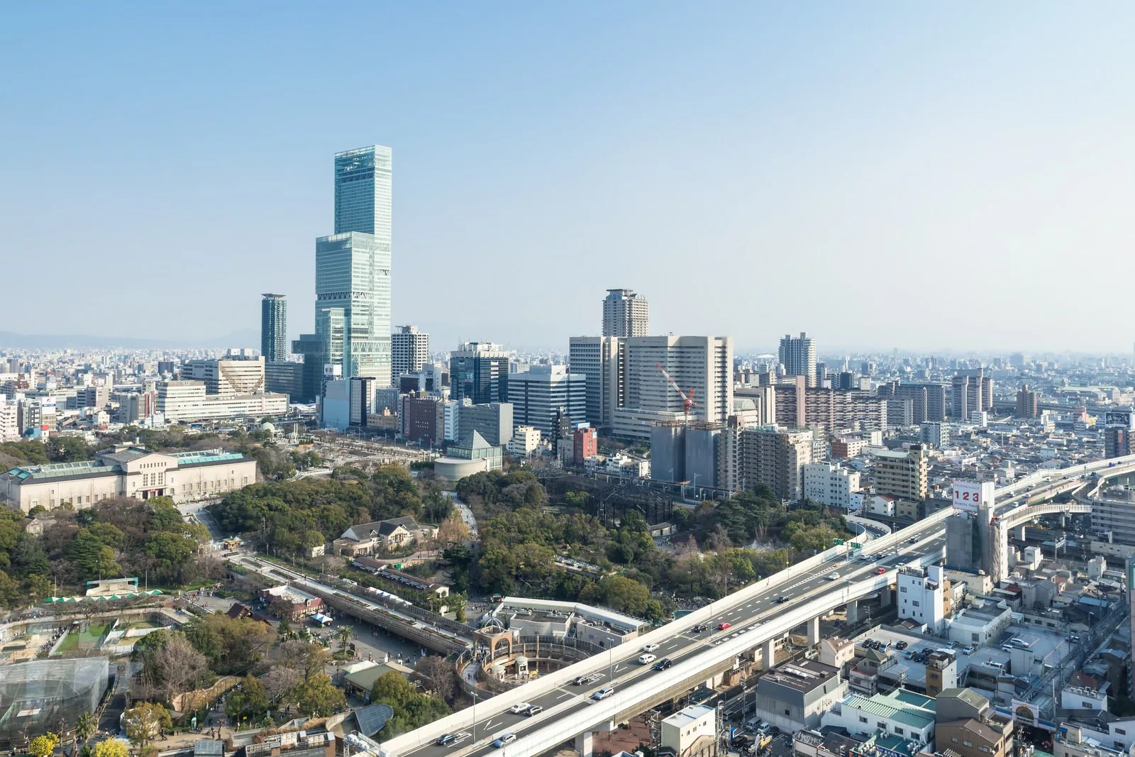 グループの人材サービス事業が始まった大阪の街並み