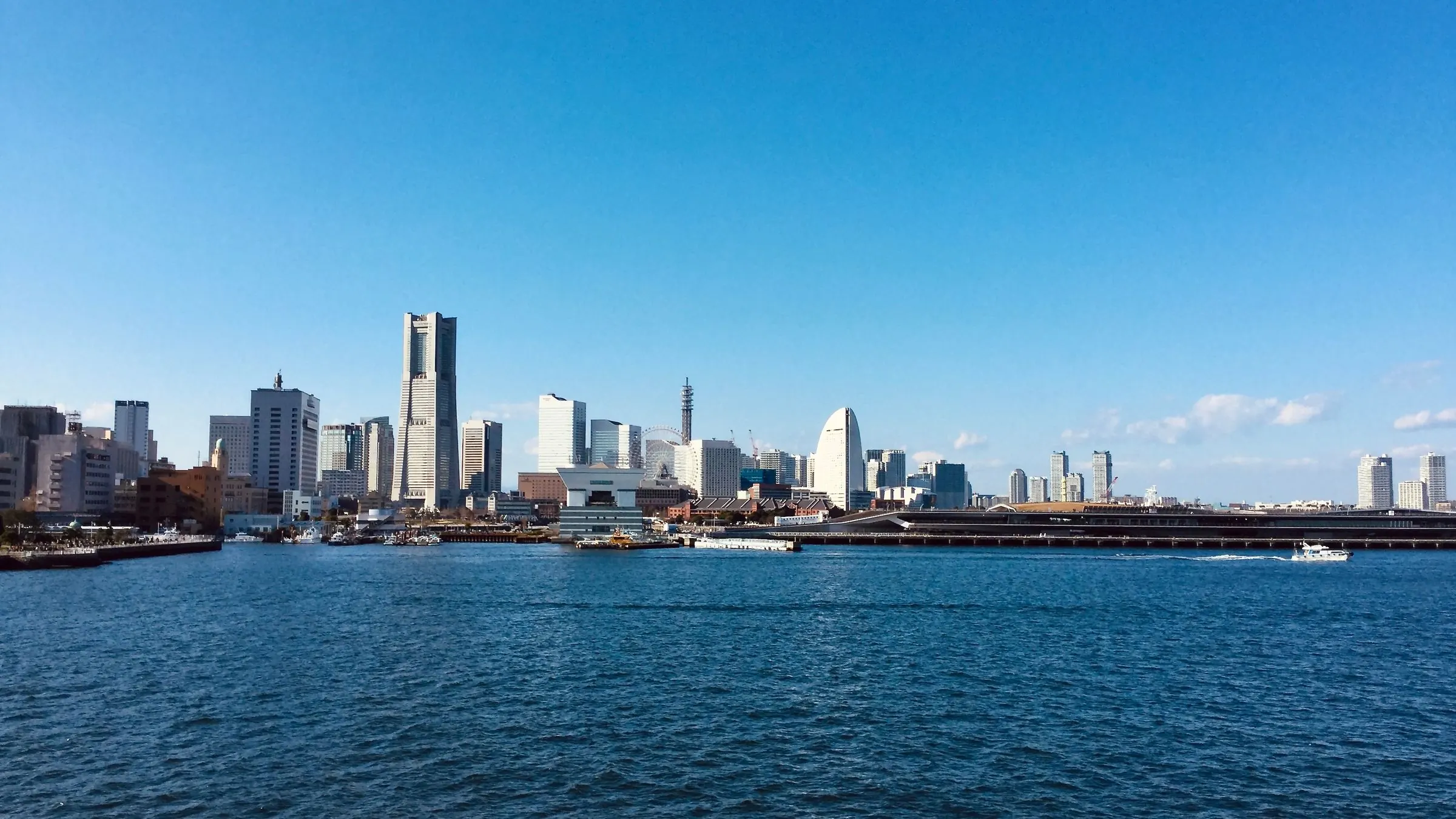 青空の下に広がる横浜みなとみらいのビル群